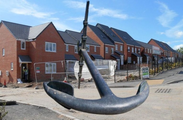 New housing with an big anchor in foreground
