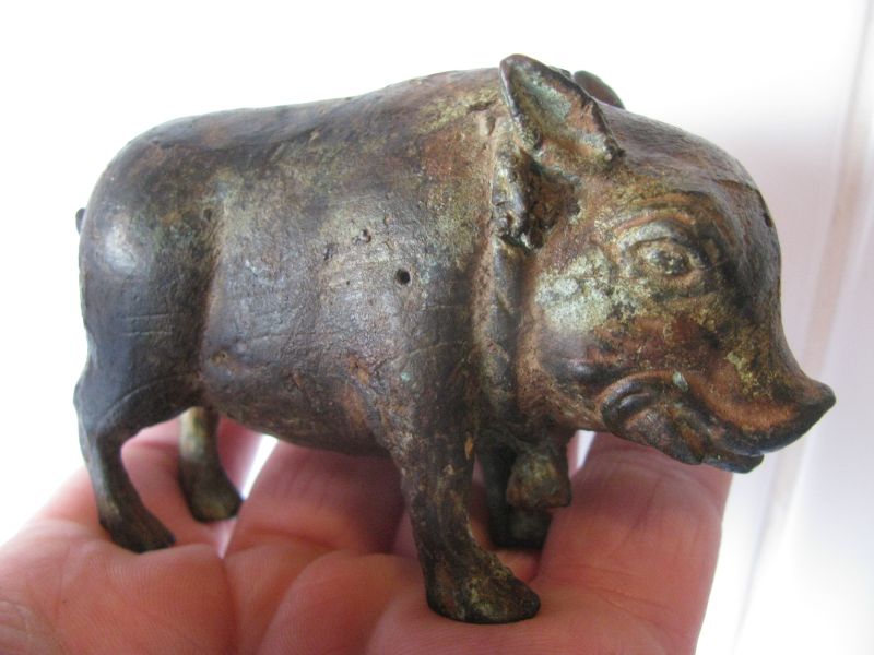 Bronze pig