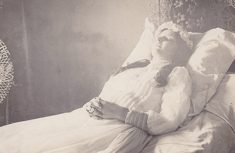 Post_mortem_of_a_peaceful-looking_woman