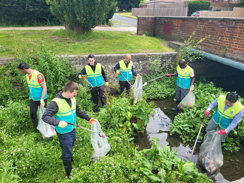 Cleaning up Hogsmill on the Longmead