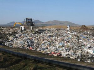Landfill : By M J Richardson, CC BY-SA 2.0, https://commons.wikimedia.org/w/index.php?curid=13933243