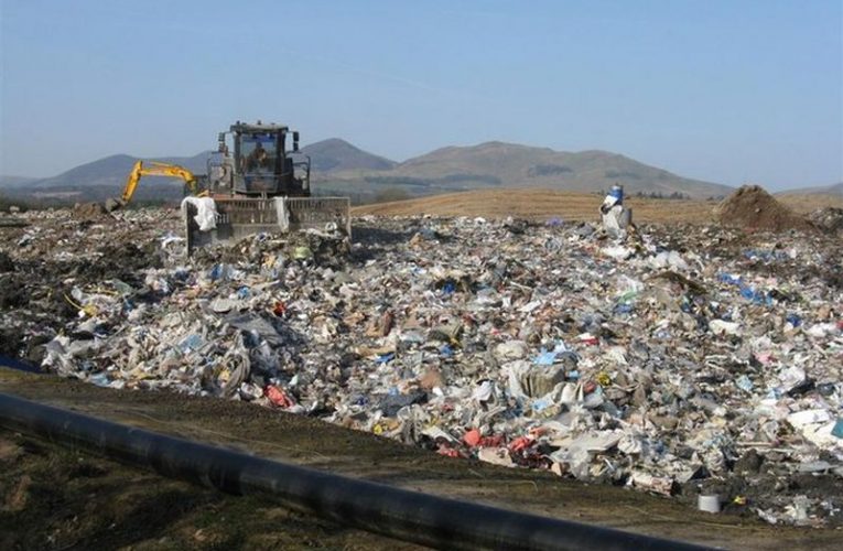 Landfill : By M J Richardson, CC BY-SA 2.0, https://commons.wikimedia.org/w/index.php?curid=13933243