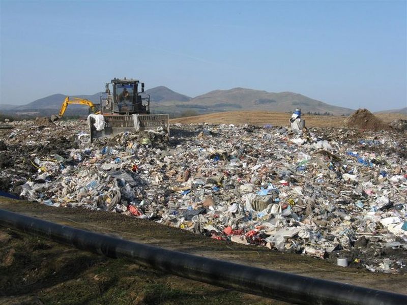 Landfill : By M J Richardson, CC BY-SA 2.0, https://commons.wikimedia.org/w/index.php?curid=13933243