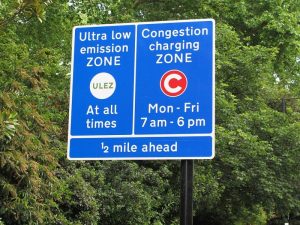 Sign for London ultra low emission zone (geograph 6183970) David Hawgood / Sign for London ultra low emission zone / CC BY-SA 2.0